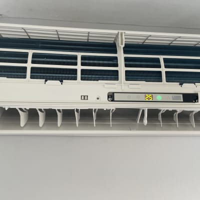 מזגן עם תצוגת טמפרטורה 25 מעלות