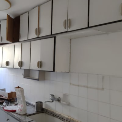 ארונות מטבח עם כיור ומשטח עבודה