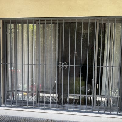 סורגי מתכת על חלון ביתי