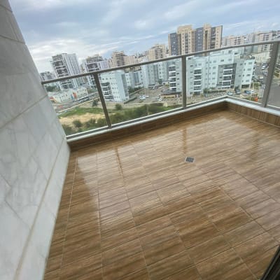 מרפסת עם רצפה רטובה לאחר ניקוי