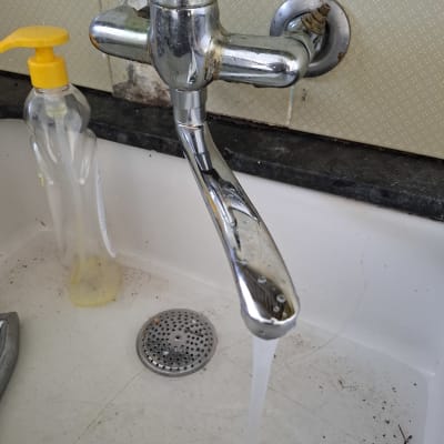 ברז מטבח עם חלודה ודליפת מים בכיור