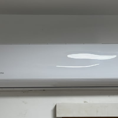 מזגן מותקן על קיר לבן