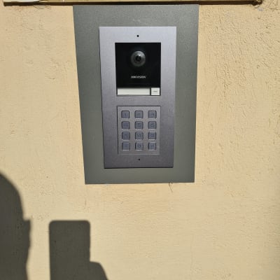 אינטרקום עם מצלמה ומקשים על קיר חיצוני