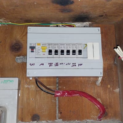 לוח חשמל עם מפסקים וחוטים חשמליים