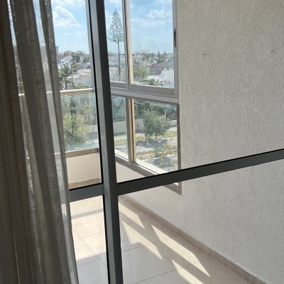 מרפסת עם קיר לבן וסל קלוע על הרצפה