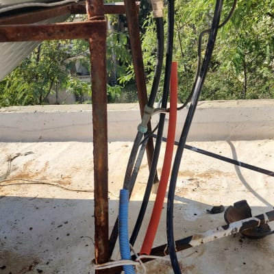 צינורות מחוברים לדוד שמש על גג