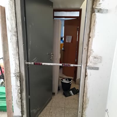 עבודות טיח ותיקון קיר סביב משקוף דלת במהלך שיפוץ