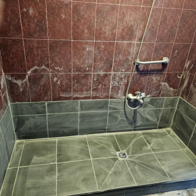 שיפוץ מקלחת עם אריחים אדומים ואפורים