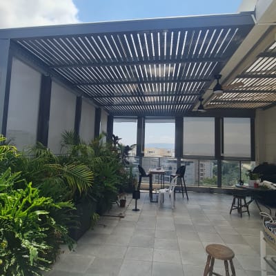 מרפסת עם גג פרגולה, צמחים וריהוט גן