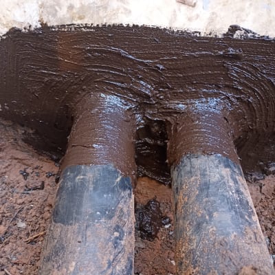 צינורות אטומים בחומר איטום חום על קיר