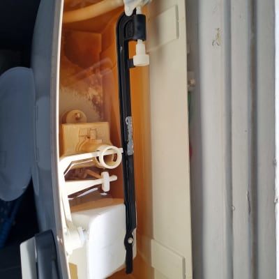 מיכל מים עם חלקי אינסטלציה פנימיים