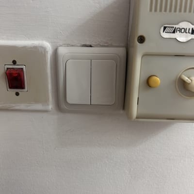 מתגי חשמל ולחצן על קיר לבן