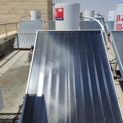 דוד שמש עם קולטים על גג בניין