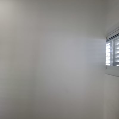 קיר גבס עם חלון קטן בצד ימין