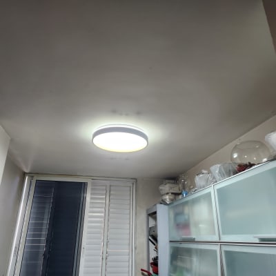 מנורת תקרה עגולה דולקת בחדר