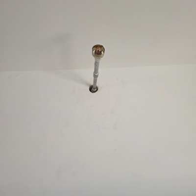 מתז כיבוי אש מותקן בתקרה לבנה