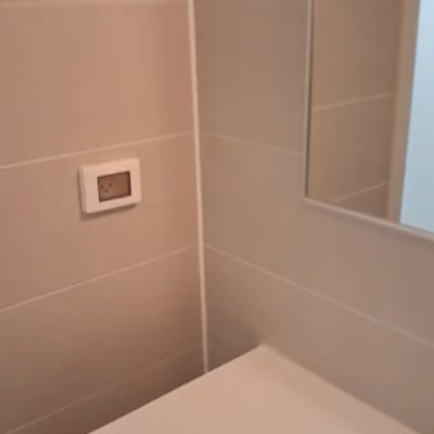 חדר אמבטיה עם כיור ומראה על הקיר
