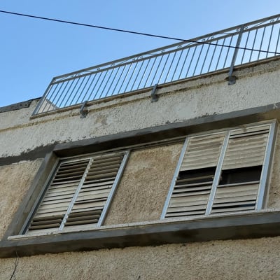 חלון עם תריסים על קיר בניין