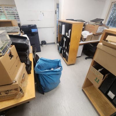 חדר עם קופסאות וקלסרים, מתאים לפינוי בית