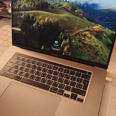 מחשב נייד מקבוק פרו עם מסך נעילה