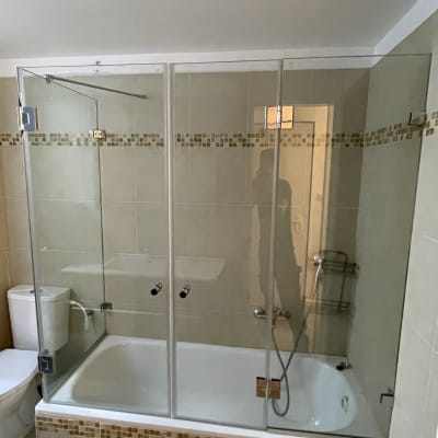 מקלחון זכוכית עם אמבטיה וברז מקלחת