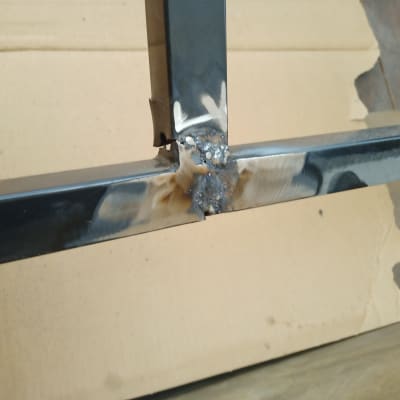 חיבור ריתוך על מסגרת מתכת שחורה