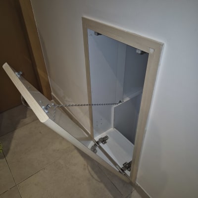 דלת ארון פתוחה עם שרשרת וחיבורים