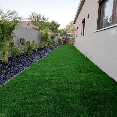 דשא סינתטי, צמחים, אבנים שחורות בגינה צרה