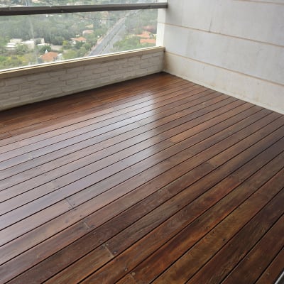 מרפסת עם רצפת עץ ונוף עירוני