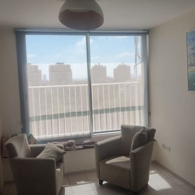 וילון גלילה לבן על חלון גדול בחדר מואר