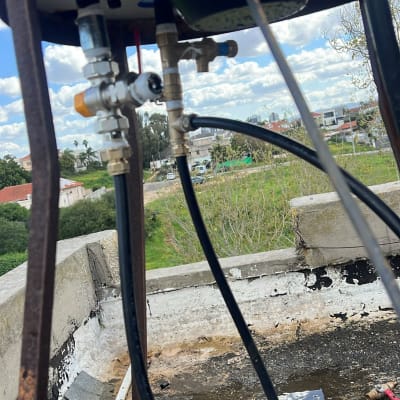 חלקים של דוד שמש עם צינורות וברזים על גג