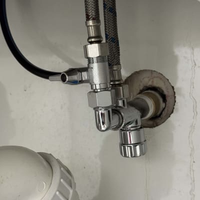 צנרת מתכת וחיבורים מתחת לכיור