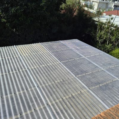 גג פלסטיק שקוף עם עצים ברקע