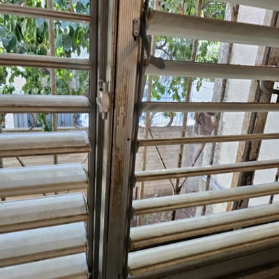 תריסים ישנים עם חלודה ומנגנון פתיחה