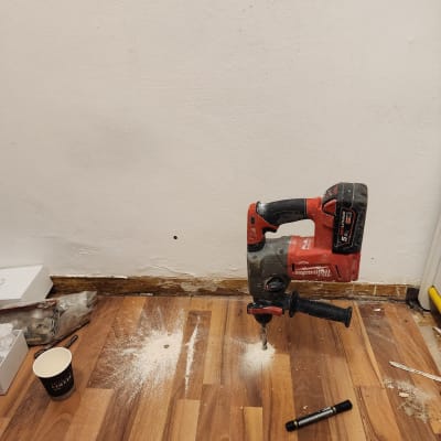 מקדחה על רצפה עם שבבי עץ