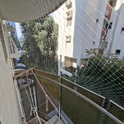 רשת יונים מותקנת על מרפסת בניין