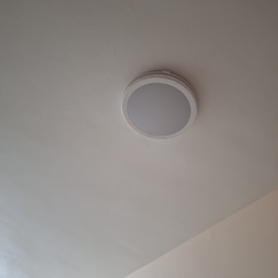 תאורה עגולה מותקנת על תקרה