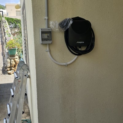 התקנת עמדת טעינה לרכב חשמלי על קיר חיצוני