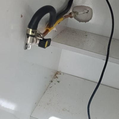 צינור גז מחובר לשסתום בתוך ארון לבן