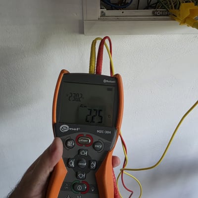 מד מתח חשמלי עם חוטים צבעוניים