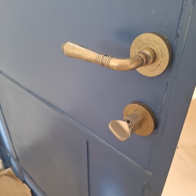 ידית דלת כחולה עם מנעול