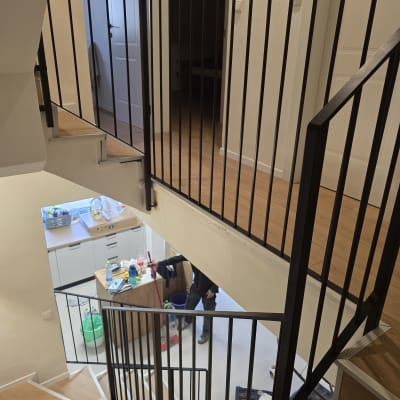 מעקה מתכת במדרגות עם רצפת עץ