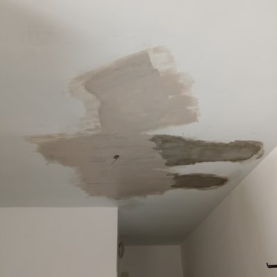 תיקון תקרה עם טיח וטלאים