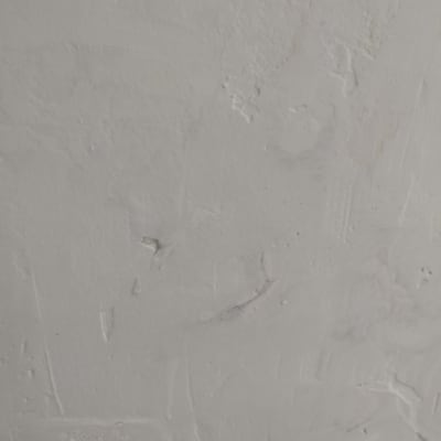 קיר מטויח עם סימני איטום וטיח