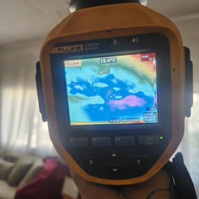 מד חום תרמי מציג תמונה צבעונית