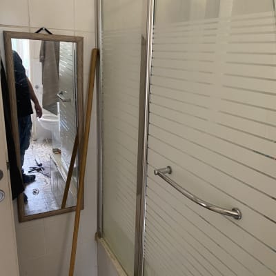 מראה ליד מקלחון