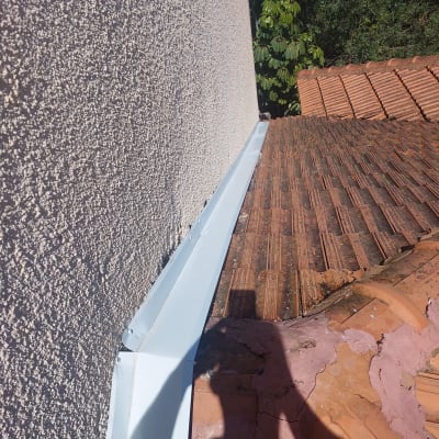 גג רעפים עם תעלה מתכתית צמודה לקיר