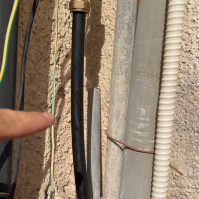 התקנה וחיבור של שסתום אל חוזר וצינור מים ליד שעון מים