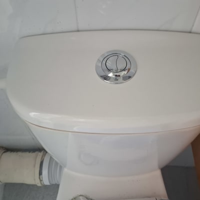 מיכל הדחה עם כפתור כרום וצינור חיבור