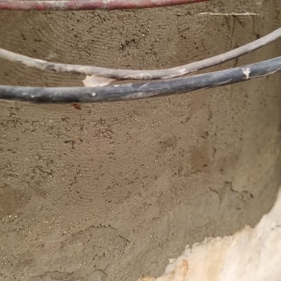 קיר מטויח עם חוטי חשמל חשופים